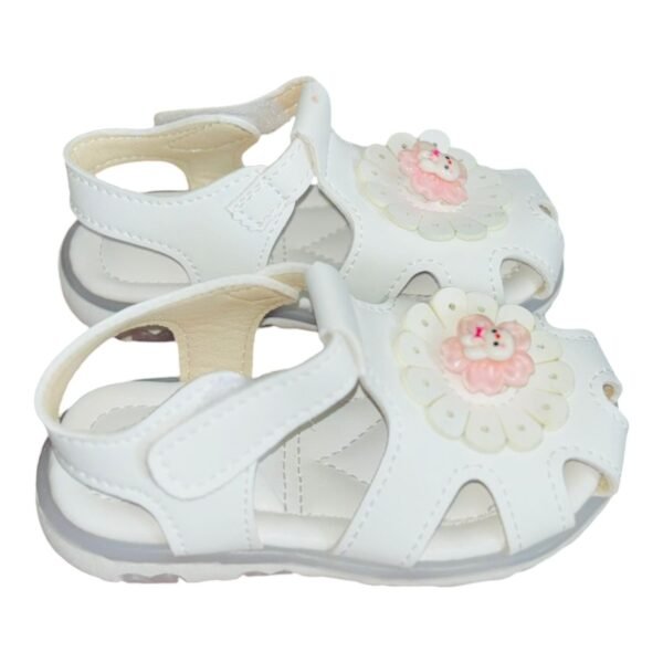 Sandalias Blancas con una Flor